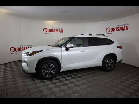 Used 2023 Toyota Highlander XLE image 6