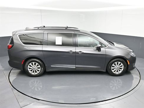 Used 2017 Chrysler Pacifica Touring-L FWD image 24