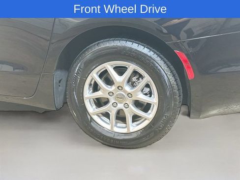 Used 2024 Chrysler Pacifica Touring-L FWD image 6