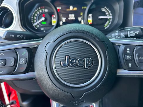 Used 2025 Jeep Wrangler Unlimited Sahara AWD/4WD image 27