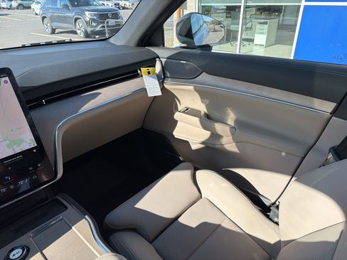 New 2025 Volvo EX90 Ultra w/ Protection Package Premier AWD/4WD image 13
