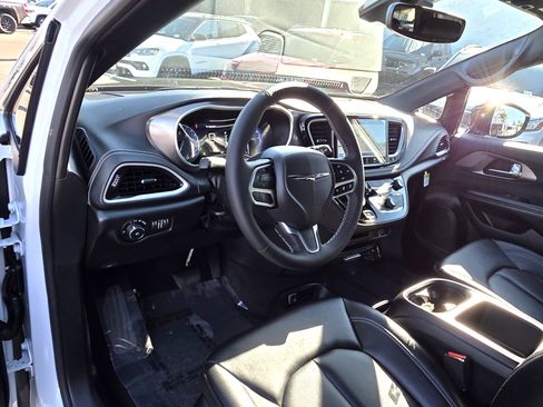 New 2026 Chrysler Pacifica Select image 10