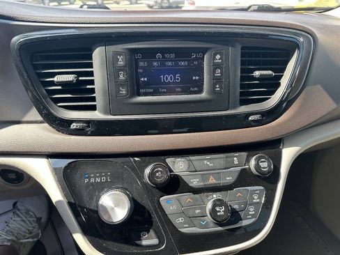 Used 2017 Chrysler Pacifica Touring-L FWD image 12