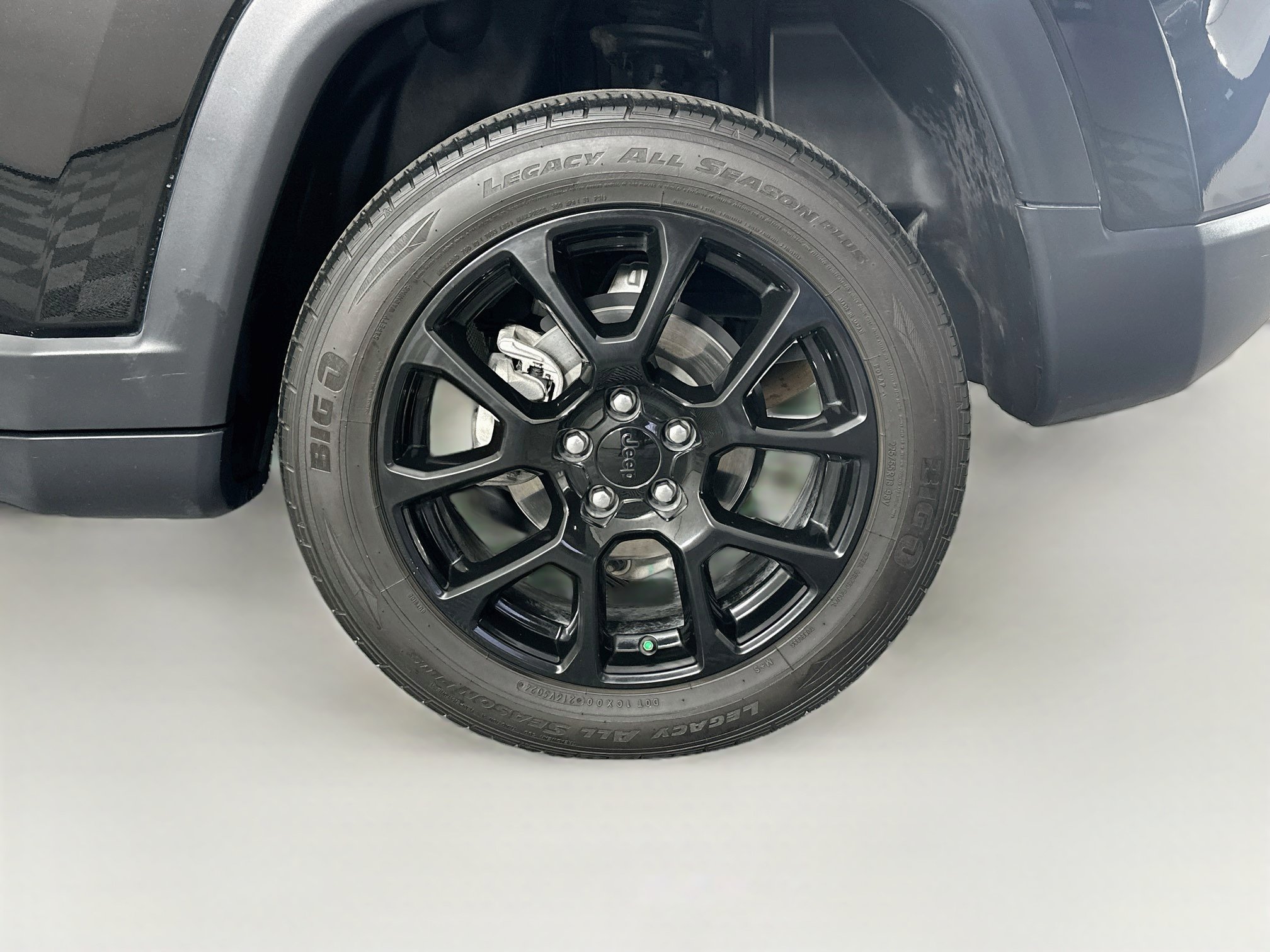 Used 2023 Jeep Compass Latitude w/ Sun and Sound Group AWD/4WD image 11