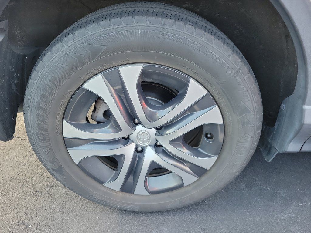 Used 2018 Toyota RAV4 LE FWD image 13