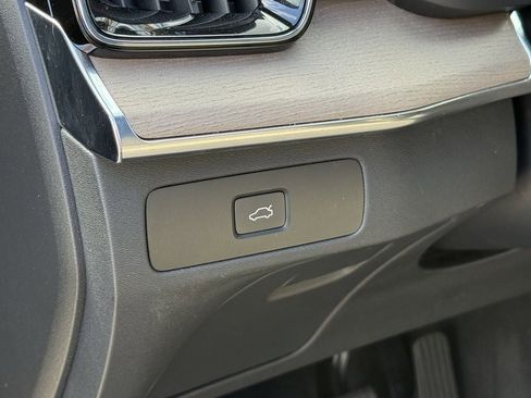 Certified 2025 Volvo XC90 B6 Plus image 18