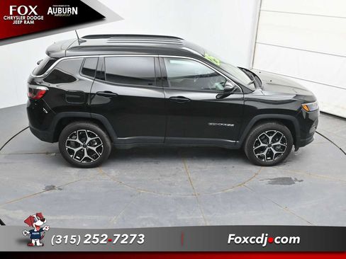 Used 2025 Jeep Compass Limited image 31