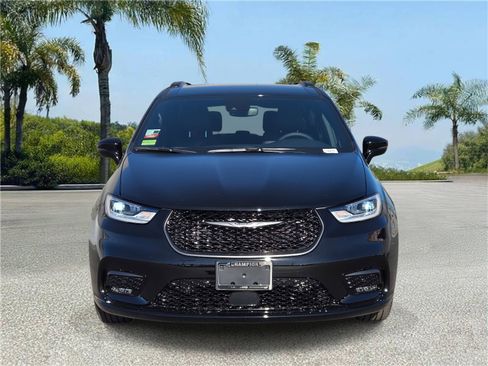 New 2026 Chrysler Pacifica Select image 3