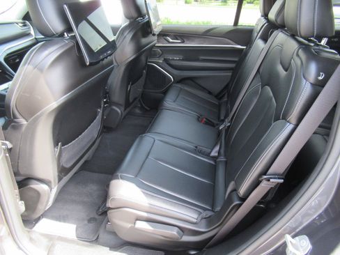 Used 2023 Jeep Grand Cherokee L Limited w/ Luxury Tech Group II RWD image 34