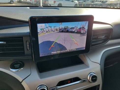 Certified 2024 Ford Explorer XLT RWD image 9