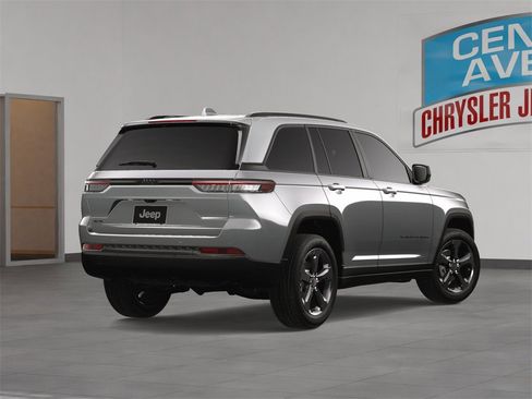 Used 2024 Jeep Grand Cherokee Altitude image 5