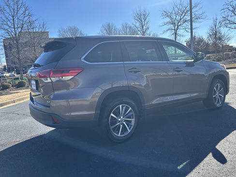 Used 2017 Toyota Highlander XLE image 9