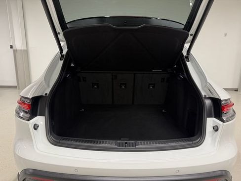 Certified 2026 Porsche Macan AWD/4WD image 12