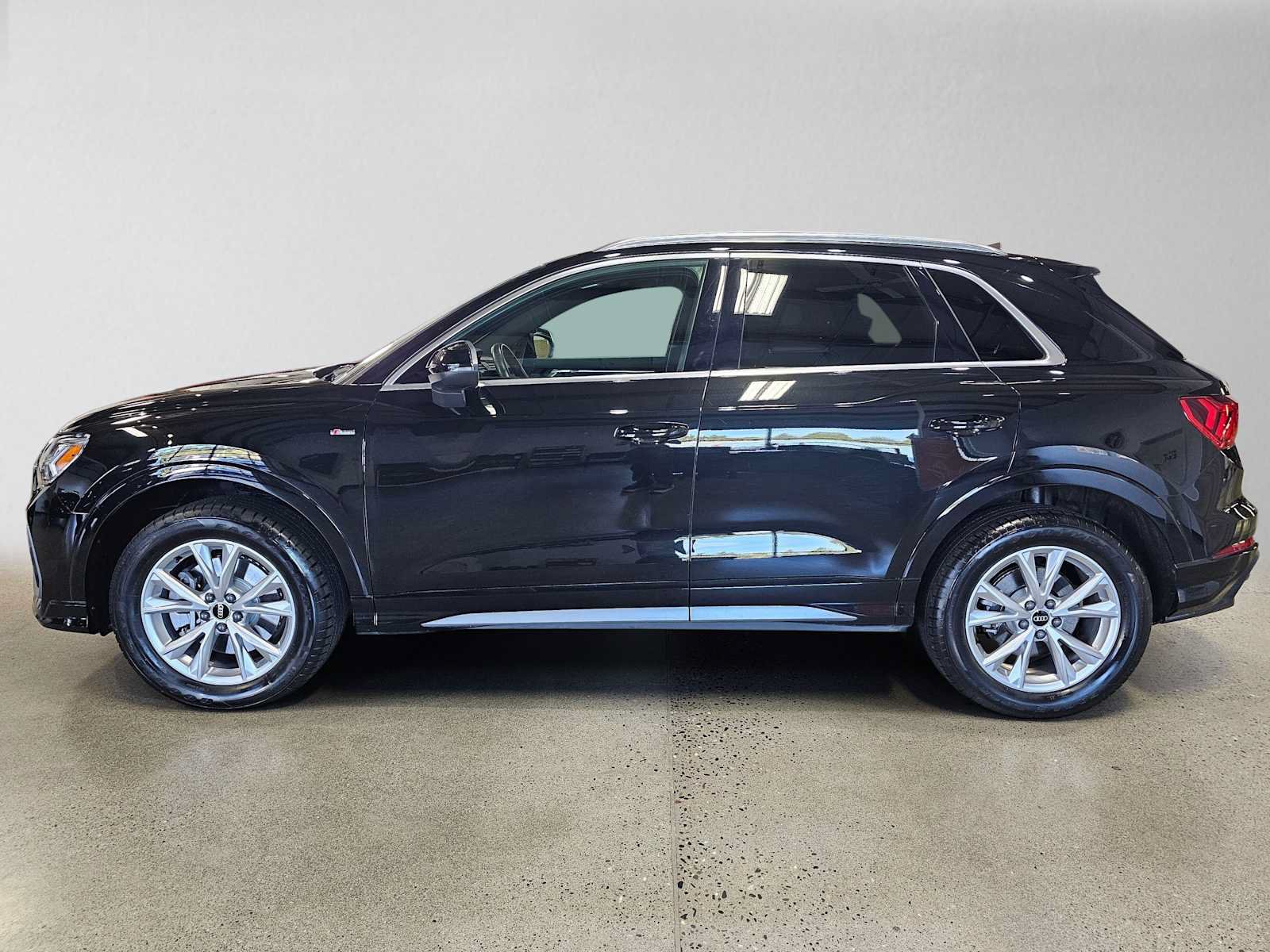 Used 2023 Audi Q3 2.0T Premium Plus w/ Premium Plus Package AWD/4WD image 6
