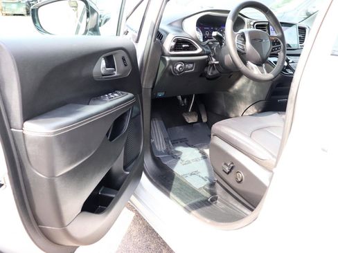 Used 2026 Chrysler Pacifica Select FWD image 10