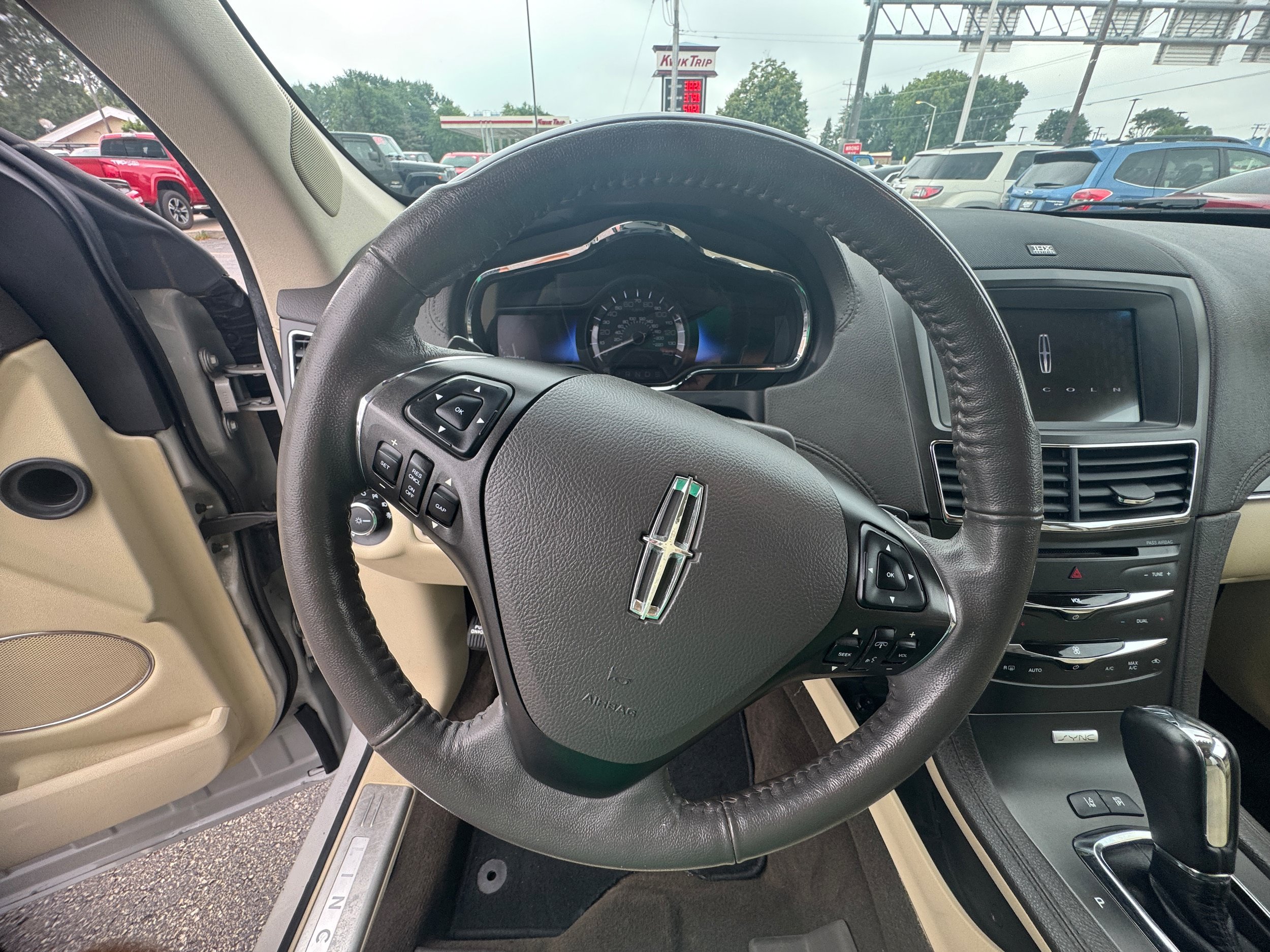 Used 2019 Lincoln MKT AWD image 11