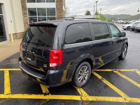 Used 2017 Dodge Grand Caravan SXT FWD image 4