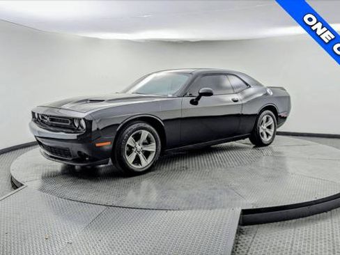 Used 2019 Dodge Challenger SXT image 2