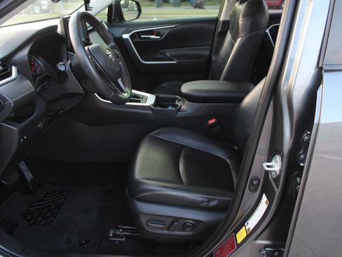 Used 2020 Toyota RAV4 XLE Premium FWD image 20