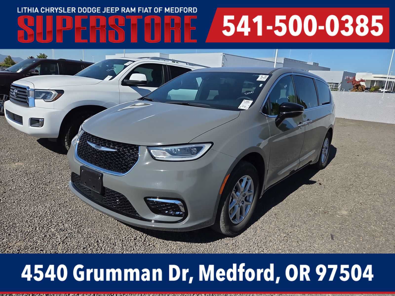 Used 2025 Chrysler Pacifica Select FWD image 1