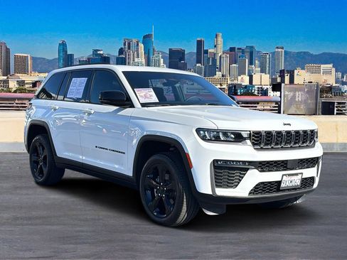 Used 2026 Jeep Grand Cherokee Limited w/ Limited Altitude Package AWD/4WD image 3