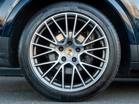 Certified 2023 Porsche Cayenne Platinum Edition image 14