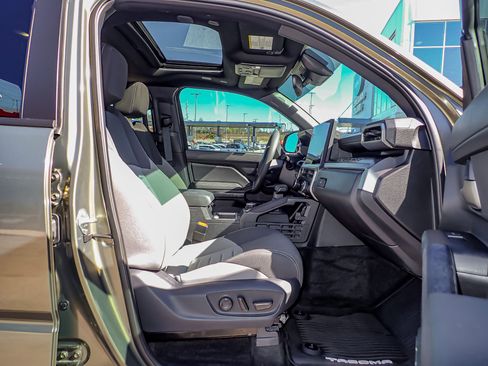 Used 2024 Toyota Tacoma TRD Off-Road image 21