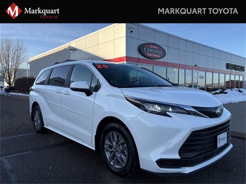 Used 2025 Toyota Sienna LE image 1