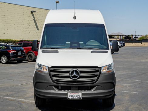 Used 2025 Mercedes-Benz Sprinter 2500 image 2