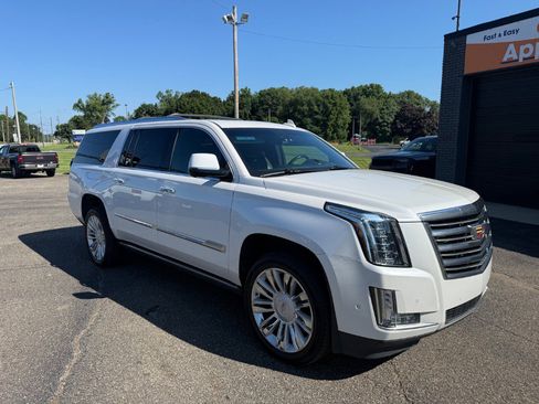 Used 2018 Cadillac Escalade ESV Platinum AWD/4WD image 3