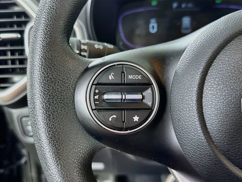Used 2025 Kia Soul LX w/ LX Technology Package FWD image 22
