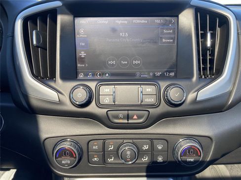 Used 2022 GMC Terrain SLT w/ Infotainment Package II image 11