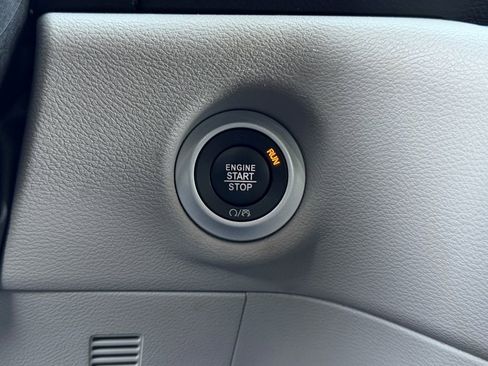 Used 2023 Chrysler Pacifica Touring-L image 27