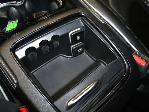 Used 2025 Chrysler Pacifica Limited image 25