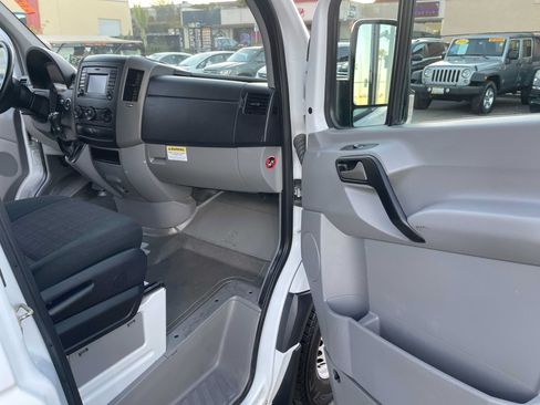 Used 2015 Freightliner Sprinter 2500 RWD image 15