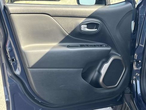 Used 2023 Jeep Renegade Latitude AWD/4WD image 14