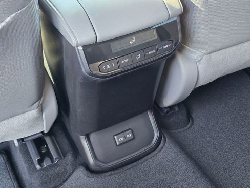 Used 2024 Toyota Highlander LE AWD/4WD image 18