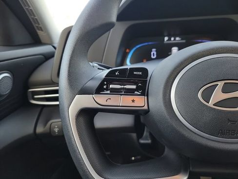 Used 2025 Hyundai Elantra SE FWD image 14