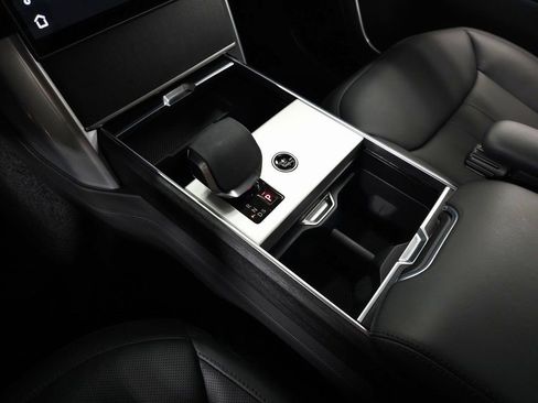 Used 2025 Land Rover Range Rover SE image 40