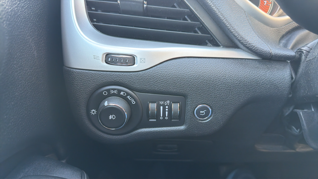 Used 2015 Jeep Cherokee Trailhawk w/ Comfort/Convenience Group AWD/4WD image 21
