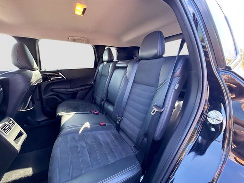 Used 2022 Mitsubishi Outlander SE image 10