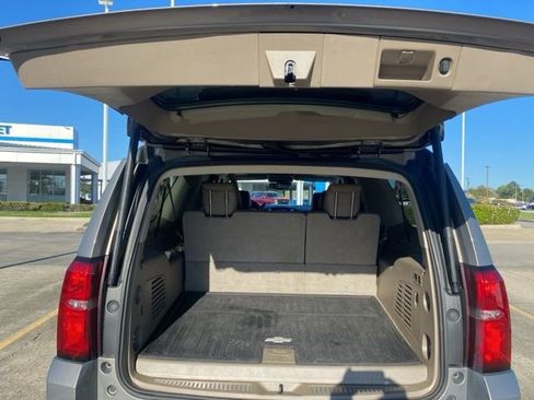 Used 2017 Chevrolet Suburban LT image 12