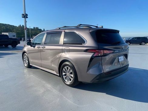 Used 2021 Toyota Sienna XLE AWD/4WD image 6