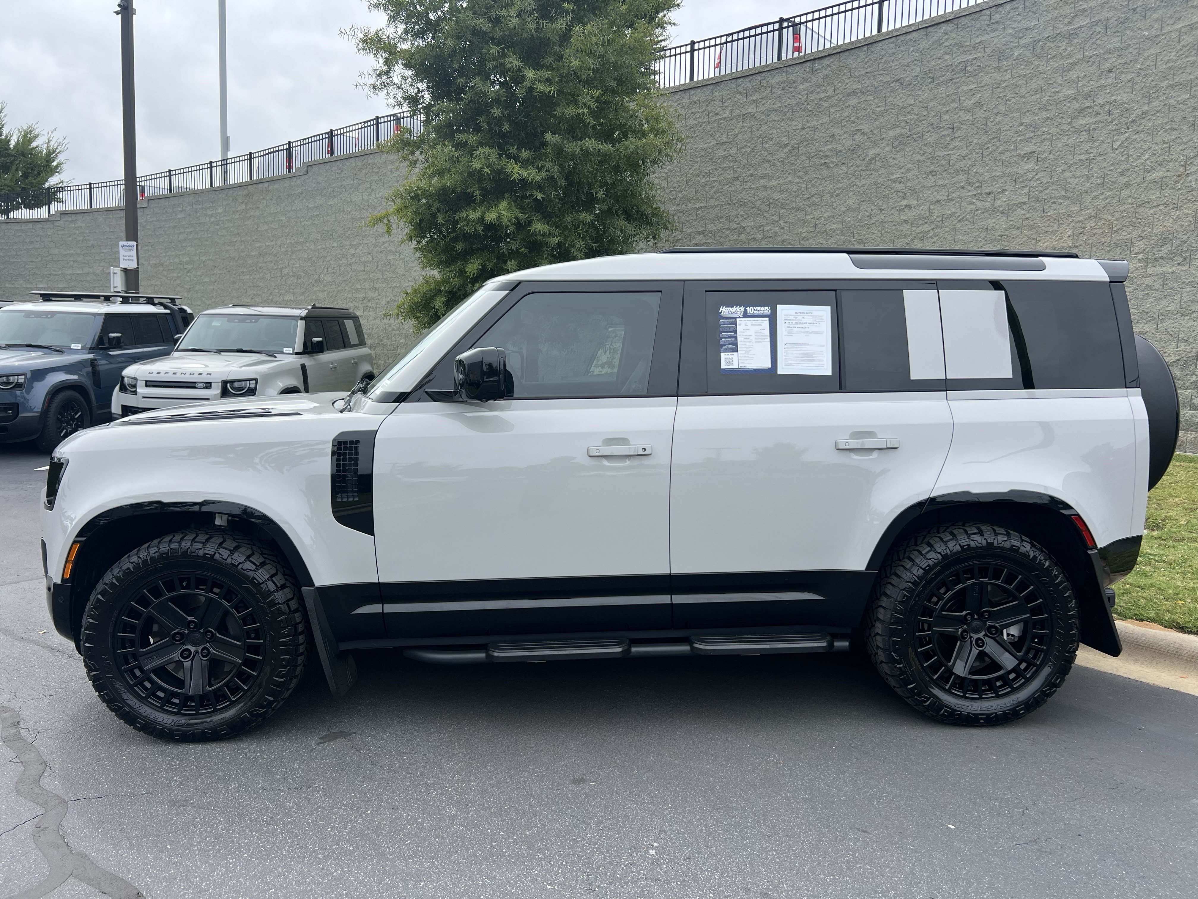 Used 2026 Land Rover Defender 110 X-Dynamic SE AWD/4WD image 4