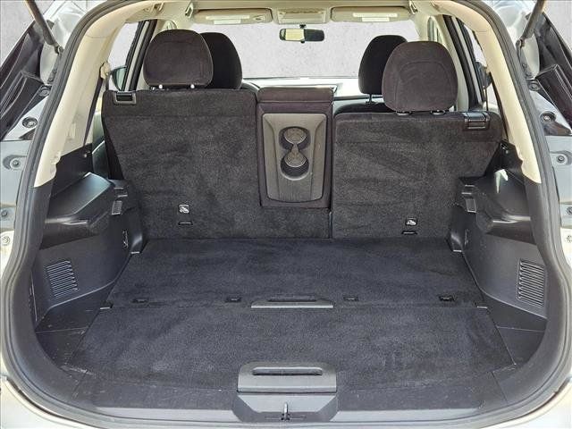 Used 2016 Nissan Rogue SV AWD/4WD image 6