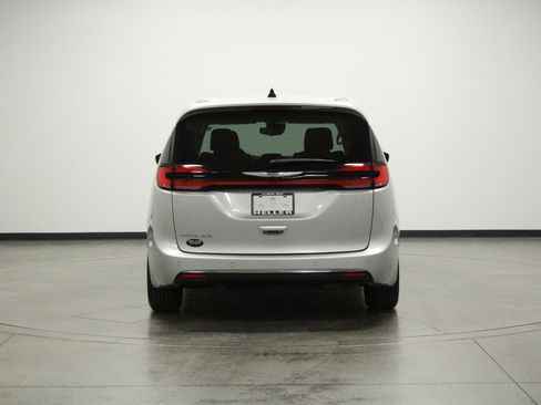 Used 2024 Chrysler Pacifica Touring-L FWD image 7