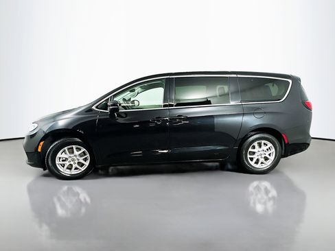 Used 2023 Chrysler Pacifica Touring-L image 4