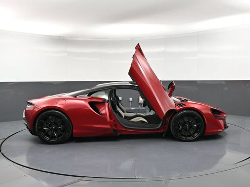 Used 2024 McLaren Artura RWD image 29