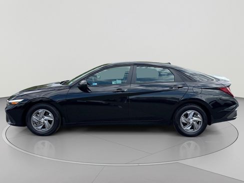 Used 2024 Hyundai Elantra SE FWD image 2