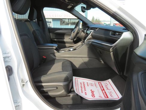 Used 2024 Jeep Grand Cherokee Laredo w/ Luxury Tech Group I image 8